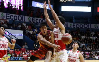 <p><strong>SOLO LEADER.</strong> Mapua University's Paolo Hernandez is forced to pass with the tight defense of San Beda University's Alex Visser (No. 5) during their NCAA Season 99 men's basketball match at Filoil EcoOil Centre in San Juan City on Sunday (Nov. 12, 2023). The Cardinals banked on Hernandez's three-pointer in the final 32 seconds to beat the Red Lions, 71-69, and grab solo leadership.<em>(Photo courtesy of NCAA)</em></p>