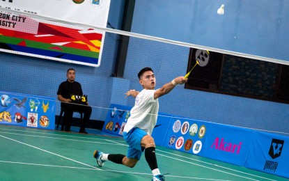<p><strong>HERO.</strong> Ateneo de Manila University's Lance Vargas makes a return to National University's Mark Velasco during their finals match in the UAAP men's badminton tournament at Centro Atletico Badminton Center in Cubao, Quezon City on Saturday night (Nov. 11, 2023). The 19-year-old rookie from Bacolod City, Negros Occidental defeated Velasco, 10-21, 21-9, 21-13, as the Blue Eagles won the best-of-five tie, 3-2. <em>(Photo courtesy of UAAP)</em></p>