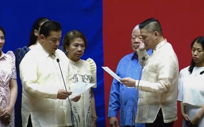 <p><strong>OATHTAKING</strong>. Roberto Uy Jr. formally takes his oath as the representative of the First District of Zamboanga del Norte before Speaker Martin Romualdez during the plenary session on Monday (Nov. 13, 2023). This comes after the Commission on Elections proclaimed Uy as the winner of the 2022 congressional race in the Zamboanga del Norte’s 1st District. <em>(Screengrab from House of Representatives' livestream)</em></p>