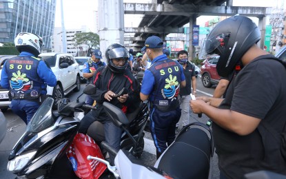 <p><strong>HEFTY FINES.</strong> Motorists illegally driving through the EDSA bus lane in Mandaluyong City get a traffic violation ticket from personnel of the Metropolitan Manila Development Authority (MMDA) on Monday (Nov. 13, 2023), the start of the imposition of higher fines for violators. MMDA acting chair Romando Artes and Land Transportation Office chief Assistant Secretary Vigor Mendoza II were on site to oversee its implementation. <em>(PNA photo by Joey O. Razon)</em></p>