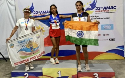 <p><strong>GOLD WINNER</strong>. Netherlands-based Rachel de Weerd wins gold for the Philippines in the 45-49 category of the women’s 5,000-meter run in the 22nd Asian Masters Athletics Championships at the New Clark City Athletics Stadium in Capas, Tarlac on Nov. 11, 2023. She also won gold in the 10,000m and a silver in the 4X100m relay event. <em>(Contributed photo)</em></p>