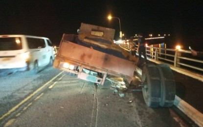 <p><strong>OVERLOADING.</strong> A truck heading to Samar broke its axle while traversing the San Juanico Bridge on the night of November 3. The Department of Public Works and Highways (DPWH) regional office here has asked truckers to comply with the anti-overloading law while passing the bridge.<em> (Photo courtesy of DPWH)</em></p>