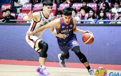 <p><strong>ROLE PLAYER</strong>. Colegio de San Juan de Letran's Kobe Monje tries to elude Arellano University's Jade Talampas during their game in the NCAA Season 99 men's basketball tournament at the Filoil EcoOil Arena in San Juan City on Tuesday (Nov. 14, 2023). Monje proved he could be Letran’s role player next year after scoring 13 points to give the Knights 67-58 victory. <em>(Photo courtesy of NCAA)</em></p>