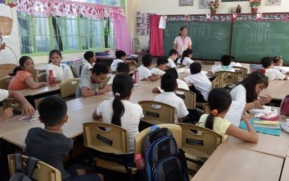 <p><strong>OLD SCHOOL CALENDAR.</strong> A teacher holds her class in a public elementary school in Cebu province in this undated photo. Malacañang on Wednesday (May 22, 2024) announced that President Ferdinand R. Marcos Jr. approved the country's return to the old school calendar, where classes for School Year 2024-2025 would begin on July 29 this year and end on April 15, 2025. <em>(PNA file photo by John Rey Saavedra)</em></p>