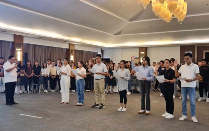 <p><strong>YOUNG LEADERS</strong>. Newly-elected officials of the SK Federation of Iloilo City take their oath of office before Mayor Jerry P. Treñas on Tuesday (Nov. 14, 2023). The mayor has committed an initial budget of PHP1 million for the federation.<em> (Contributed photo)</em></p>