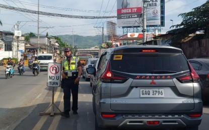 <p><strong>POCKET PUJ STOPS.</strong> A traffic enforcer mans the traffic at Mambaling's Vestil Road connecting the busiest N. Bacalso Avenue to the Cebu South Coastal Road, in this undated photo. Lawyer Rey Gealon, a member of the Cebu City Council, on Tuesday (Nov. 14, 2023) said the Traffic Management Council is now finalizing the "lay-by" ordinance that would ease traffic congestion in the city's main thoroughfare by creating pocket loading and unloading areas in gasoline stations and frontages of big establishments. <em>(PNA photo by John Rey Saavedra) </em></p>