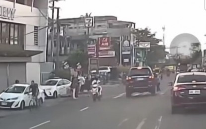 <p><strong>HIT AND RUN</strong>. A screencap from a video posted on social media shows a black Isuzu Mu-X counterflowing at the Gorordo Avenue in Barangay Lahug, Cebu City on Sunday (Nov. 12, 2023), speeding away after hitting a call center agent who was crossing the pedestrian lane. LTO-7 Director Glen Galario on Wednesday (Nov. 15, 2023) released a show cause order against the driver, directing him to explain why his driver's license should not be suspended or revoked. <em>(Screenshot from Facebook video posted by Jevon Faith Flores)</em></p>