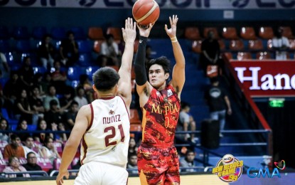 <p><strong>LEADER.</strong> Mapua University's Clint Escarmis (right) hits a jumper against University of Perpetual Help System Dalta's Jearico Nuñez in the NCAA Season 99 men's basketball tournament at the FilOil EcoOil Arena in San Juan City on Wednesday (Nov. 15, 2023). The Cardinals won, 69-53, to keep solo leadership. <em>(Photo courtesy of NCAA)</em></p>