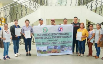 <p><strong>PARTNERSHIP.</strong> Sipalay City Mayor Maria Lizares (3rd from left) with NFA Regional Manager Director Dianne Silva (2nd from left), NFA-Negros Occidental Acting Branch Manager Glenda Gonzales-Paz (left) and City Agriculturist Lani Yanong (8th from left) pose for a photo opportunity after the signing of the memorandum of agreement for the Palay Marketing Assistance for Legislators and Local Government Units Program at the city’s New Government Center on Tuesday (Nov. 14, 2023). The city government committed to add a premium of PHP3 to the NFA support price of PHP23 per kg, which means the farmers can sell their palay for as much as PHP26 per kg.<em> (Photo courtesy of Sipalay City LGU)</em></p>