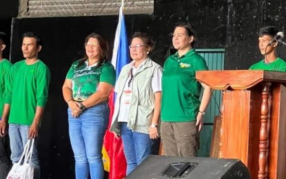 <p><strong>VISIT</strong>. Vice President and Education Secretary Sara Z. Duterte (4th from left) is shown with Antique Governor Rhodora Cadiao (center), La Castellana Mayor Alme Rhummyla Nicor-Mangilimutan (2nd from left) and some migrant sugar workers during the “Bisita Sacada” at the La Castellana municipal plaza on Thursday (Nov. 16, 2023). Duterte said she brought the message of education and peace to the so-called 'sacadas'.<em> (Photo courtesy of Punong Barangay Marvin Palmares Escander)</em></p>