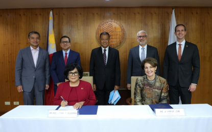 <p><strong>ENVIRONMENTAL PROTECTION.</strong> Department of Environment and Natural Resources Secretary Maria Antonia Yulo Loyzaga (seated left) signs the Memorandum of Understanding with the United States Environmental Protection Agency, with US Ambassador to the Philippines MayKay Carlson as witness, at the DENR central office in Quezon City on Nov. 14, 2023. Loyzaga said the MOU aims to boost bilateral cooperation for environmental and human health protection. <em>(Photo courtesy of DENR)</em></p>