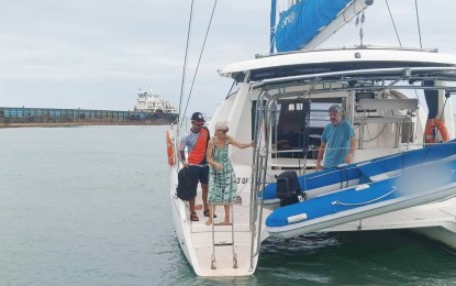 PCG rescues Australian couple adrift in Palawan waters