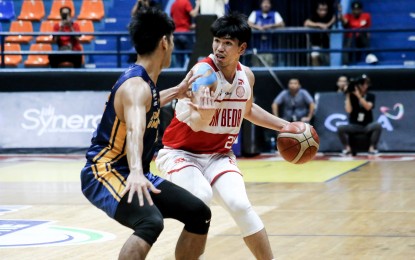 <p><strong>ONE-ON-ONE.</strong> San Beda University's Yukien Andrada (right) wards off a Jose Rizal University defender during the NCAA Season 99 men's basketball tournament at Filoil EcoOil Centre in San Juan City on Saturday (Nov. 18, 2023). The Red Lions won, 74-69, to boost their semifinal bid. <em>(Photo courtesy of NCAA)</em></p>