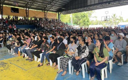 <p><strong>VICTIMS</strong>. Earthquake-affected residents in General Santos City gather at the Oval gym to receive assistance from the Department of Social Welfare and Development on Sunday (Nov. 19, 2023). Secretary Rex Gatchalian joined the relief operations, with 6,500 family food packs distributed to Sarangani province and General Santos City. <em>(Photo courtesy of DSWD)</em></p>