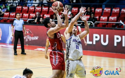 <p><strong>MAIN MAN.</strong> Lyceum’s Mclaude Guadana (left) defies the defense of Arellano’s Dominic Dayrit during their NCAA Season 99 men's basketball match at Filoil EcoOil Centre in San Juan City on Sunday (Nov. 19, 2023.) The Pirates won, 98-86, to earn the second twice-to-beat bonus in the Final Four. <em>(NCAA photo)</em></p>