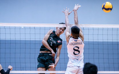 <p style="text-align: left;"><strong>POWER</strong>. Vince Virrey Himzon of Saints and Lattes-Letran (left) scores off Mark Leo Coguimbal of Davies Paint-Adamson during the Spikers’ Turf Invitational Conference at Paco Arena in Manila on Sunday (Nov. 19, 2023). Letran won, 20-25, 26-28, 25-16, 25-17, 15-12, to boost its quarterfinal bid in Pool C. <em>(PVL photo)</em></p>