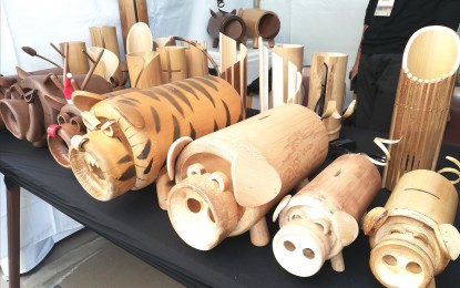 <p><strong>BAMBOO CRAFTS.</strong> At least 30 handcrafters of different products such as the bamboo-made coin banks shown here are participating in the 2023 Mandeko Kito artisanal fair from Nov. 17 to Dec. 10 at the University of the Philippines-Baguio Museo Kordilyera grounds. The activity is held every weekend during this period.<em> (PNA photo by Liza T. Agoot)</em></p>