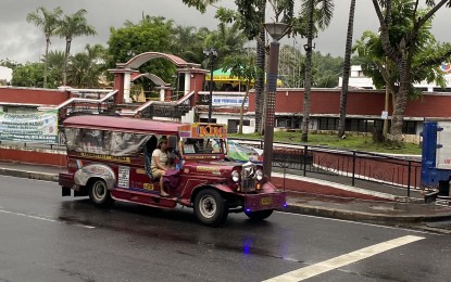 <p><strong>REGULAR DAY</strong>. A public utility jeepney plying the Legazpi City-Daraga route in Albay province continues to transport commuters on Monday (Nov. 20, 2023). Some transportation groups in Albay Province did not join the three-day transport strike called for by the Pagkakaisa ng mga Samahan ng Tsuper at Opereytor Nationwide (Piston).<em> (PNA photo by Connie Calipay)</em></p>