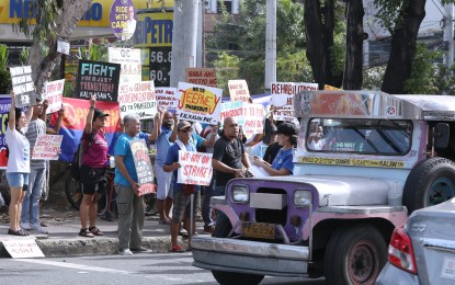 <p><strong>TRANSPORT PROTEST.</strong> Members of transport groups protest the government's public utility vehicle modernization program along Anonas Extension in Quezon City on Monday (Nov. 20, 2023). The Land Transportation Franchising and Regulatory Board said the impact of the transport strike has so far been minimal with the help of rescue vehicles deployed to assist those affected. <em>(PNA photo by Joey O. Razon)</em></p>