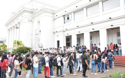 <p><strong>EDUCATIONAL AID</strong>. Hundreds of students line up at the Batangas Provincial Capitol on Monday (Nov. 20, 2023) to collect their educational assistance courtesy of the provincial government. The provincial government on Tuesday said it has distributed almost PHP5 million in educational aid to some 1,267 “maintainer scholars” from Nov. 13-20. <em>(PNA photo by Pot Chavez)</em></p>