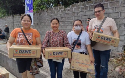 <p><strong>QUAKE VICTIMS</strong>. Employees of a mall severely affected by the 6.8 magnitude earthquake in Mindanao receive family food packs and PHP2,000 cash aid each from the Department of Social Welfare and Development on Tuesday (Nov. 21, 2023). Fisherfolk whose boats were damaged by the earthquake received the same assistance.<em> (Photo courtesy of DSWD)</em></p>