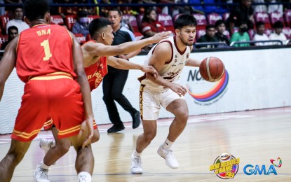 <p><strong>STAY ALIVE.</strong> University of Perpetual Help System Dalta skipper Jelo Razon dribbles past defenders from San Sebastian College-Recoletos in the NCAA Season 99 men's basketball tournament at the Filoil EcoOil Arena in San Juan on Tuesday (Nov. 21, 2023). Razon scored a career-high 26 points in leading the Altas to beat the Stags, 75-60, to light their flickering Final Four hopes.<em> (Photo courtesy of NCAA)</em></p>