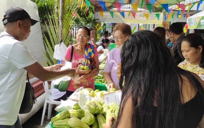 <p><strong>KADIWA LAUNCHING.</strong> Customers flock a vegetable stall on Wednesday (Nov. 22, 2023) during the launching of the Kadiwa ng Pangulo at the National Irrigation Administration provincial office in Sibulan, Negros Oriental. The activity is jointly undertaken with the Sidlakang Negros Federation of Irrigators Association, Inc. <em>(Photo courtesy of Neil Rio)</em></p>