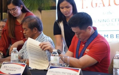 <p><strong>DEAL TO SERVE BETTER</strong>. Department of Social Welfare and Development (DSWD) Secretary Rex Gatchalian (right) and Misamis Oriental Governor Peter Unabia sign a memorandum of agreement at the Limketkai Luxe Hotel in Cagayan de Oro City on Wednesday (Nov. 22, 2023). The deal is part of the DSWD’s continuing effort to further strengthen the provision of social services and programs to individuals in crisis situations.<em> (Photo courtesy of DSWD)</em></p>