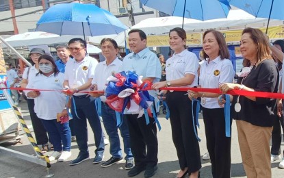 <p><strong>DIGITAL PAYMENT.</strong> Iloilo City rolls out the Paleng-QR Ph Plus as a payment option at the Iloilo Terminal Market on Thursday (Nov. 23, 2023). As of Nov. 13 this year, 1,625 vendors at the terminal market and 1,870 tricycle drivers are already on board the Paleng-QR Ph Plus and ready to accept digital payments. <em>(PNA photo by PGLena)</em></p>
<p> </p>