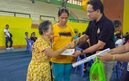 <p><strong>SOCIAL PENSION.</strong> Antique Vice Governor Edgar Denosta hands over the social pension from the provincial government to an elderly on Nov. 21, 2023. Region 6 Protective Services Division chief Katherine Joy Lamprea said in an interview Thursday (Nov. 23) that the Department of Social Welfare and Development (DSWD) has completed the release of benefits for 29 centenarians and 41,927 indigent senior citizens in Antique as early as October. (<em>Photo from Office of Vice Governor Denosta</em>)</p>