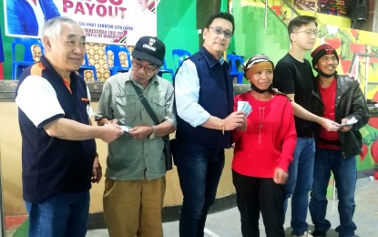 <p><strong>AID TO KIDNEY, CANCER PATIENTS.</strong> Senator Lito Lapid (3rd from left) leads the distribution of PHP1 million worth of cash aid to 200 kidney and cancer patients at the municipal gymnasium of La Trinidad, Benguet on Friday (Nov. 24, 2023). Lapid also partly provides funds for the cash-for-work program, medical assistance, and financial assistance in the province. <em>(PNA photo by Liza T. Agoot)</em></p>