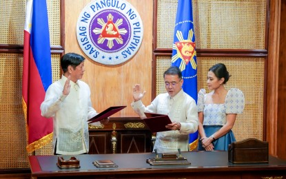 <p style="text-align: left;"><strong>OATH-TAKING</strong>. President Ferdinand R. Marcos Jr. swears in Rafael Consing Jr. as the president and chief executive officer of the Maharlika Investment Corporation (MIC) in a ceremony at the Study Room of the Malacañan Palace in Manila on Friday (Nov. 24, 2023). After the oath-taking ceremony, Consing discussed with Marcos his plans for the MIC in his first 100 days. (<em>Photo courtesy of the Presidential Communications Office)</em></p>