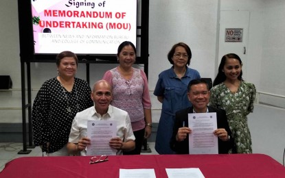 <p><strong>PARTNERSHIP.</strong> News and Information Bureau Director IV Luis A. Morente (seated, left) and Dr. Ian C. Espada (seated, right), Dean of the West Visayas State University College of Mass Communication (WVSU-COC), present the memorandum of understanding (MOU) that they signed on Friday (Nov. 24, 2023) at the COC television laboratory in Iloilo City. NIB-PNA has revived its OJT training program that went into hiatus during the health pandemic. <em>(PNA photo by PGLena)</em></p>