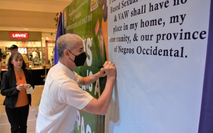 <p><strong>SAFE SPACES PLEDGE.</strong> Governor Eugenio Jose Lacson and 5th District Board Member Rita Gatuslao (left) lead the signing of the Safe Space pledge during the first Negros Occidental Safe Space Day 2 at a mall in Bacolod City on Friday (Nov. 24, 2023). Nov. 24 is declared the Negros Occidental Safe Space Day under Provincial Ordinance 009-2023 in line with the initiatives to localize Republic Act 11313, otherwise known as the Safe Spaces Act.<em> (Photo courtesy of PIO Negros Occidental)</em></p>