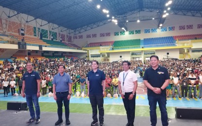 <p><strong>EARLY CHRISTMAS.</strong> Vice President Sara Z. Duterte (center) leads a gift-giving activity at Urdaneta Sports Complex in Urdaneta City, Pangasinan on Saturday (Nov. 25, 2023). Some 2,500 in Urdaneta City and 1,500 from Binalonan town belonging to the vulnerable sectors, and 520 persons deprived of liberty were beneficiaries of the Office of the Vice President. <em>(PNA photo by Hilda Austria)</em></p>