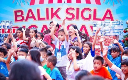 <p><strong>GIFT-GIVING.</strong> President Ferdinand R. Marcos Jr. and First Lady Liza Araneta-Marcos welcome over 1,000 children from select shelters and orphan care centers to the Malacañang grounds on Sunday (Nov. 26, 2023). The “Balik Sigla, Bigay Saya” program is a nationwide gift-giving event held simultaneously in at least 250 locations. <em>(Photo courtesy of PCO)</em></p>