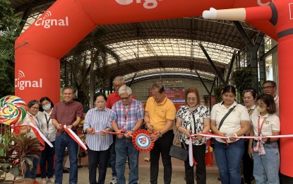 <p><strong>AGRI PRODUCTS.</strong> Batangas provincial officials cut the ribbon signifying the opening of the “Barakahan sa Kapitolyo” bazaar at the capitol grounds on Friday (Nov. 24, 2023). The bazaar, which will run until Dec. 24, is the provincial government's attempt to tap the Christmas season demand to promote local agricultural products. <em>(PNA photo by Pot Chavez)</em></p>