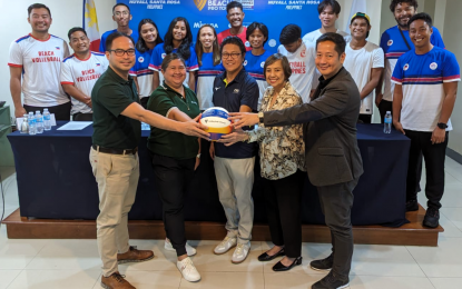 <p><strong>BEACH VOLLEYBALL.</strong> Philippine National Volleyball Federation president Ramon “Tats” Suzara (front, center) with (from left) Ayala Land Estate Development head Mark Manundo and vice president May Rodriguez, Philippine Sports Commission commissioner Olivia “Bong” Coo and PNVF secretary-general Donaldo llenge last week. The Philippines is hosting the final leg from Nov. 30-Dec. 3, 2023 in NuvCaringal during the launching of the Volleyball World Beach Pro Tour (BPT) Chaali, Sta. Rosa City, Laguna. <em>(Photo from PNVF)</em></p>