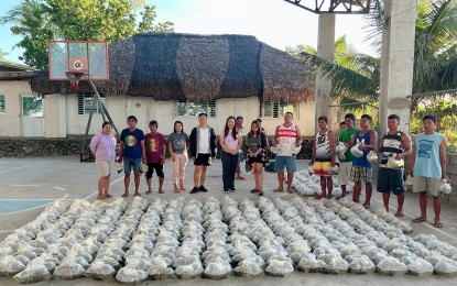 <div dir="auto"> </div>
<div dir="auto">LIVELIHOOD BOOST. Fish cage operators in Gaang, Currimao, Ilocos Norte receive 40,000 Malaga fingerlings on Nov. 24, 2023. The ongoing program is part of the typhoon rehabilitation program of the Bureau of Fisheries and Aquatic Resources to boost food security. <em>(Photo courtesy of Currimao LGU)</em></div>
