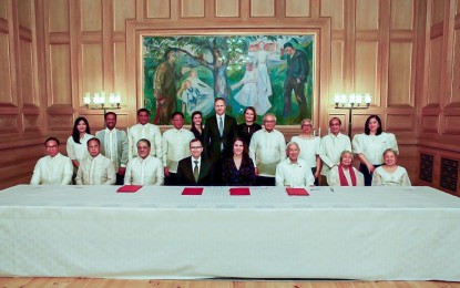 <p><strong>START OF PEACE TALKS</strong>. The Philippine government and the National Democratic Front sign a joint communique in Oslo, Norway on Nov. 23, 2023, agreeing to a principled and peaceful resolution of the armed conflict. Both parties also agreed to come up with a peace framework. <em>(Photo from the Presidential Communications Office)</em></p>