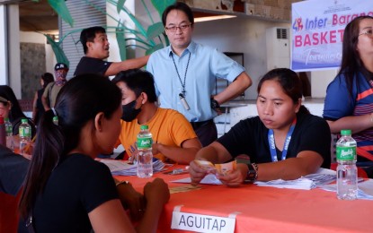  1,078 Ilocos typhoon victims receive cash aid from DSWD
