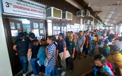 <p><strong>SOCE FILING</strong>. Candidates of the 2023 Barangay and Sangguniang Kabataan elections submit their statement of contributions and expenditures (SOCEs) at the Commission on Elections (Comelec) in Davao City on Nov. 28, 2023. Comelec chairman George Garcia said Wednesday (June 19, 2024) that he is pushing for the SOCEs in the 2025 midterm election to be posted on the commission’s website.<em> (PNA photo by Robinson Niñal Jr.)</em></p>