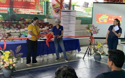 <p><strong>DISKWENTO CARAVAN.</strong> Geraldine Acapulco (left), who heads the City Cooperative Manpower Development Office of Bayawan City, and Department of Trade and Industry-Negros Oriental Provincial Director Nimfa Virtucio (center) lead the opening of the Diskwento Caravan Noche Buena Edition on Wednesday (Nov. 29, 2023). The caravan is set for two days in Bayawan to benefit residents of the southernmost towns of the province. <em>(Photo courtesy of DTI-Negros Oriental)</em></p>