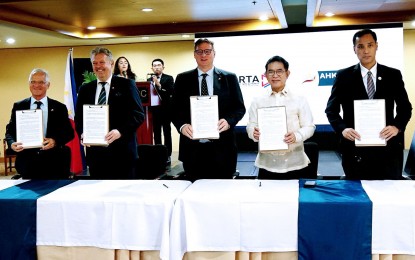 <p><strong>REDUCING RED TAPE.</strong> (From left) German Ambassador Andreas Michael Pfaffernoschke; GPCCI Executive Director Christopher Zimmer, GPCCI president Stefan Schmitz, ARTA Director General Ernesto Perez; and ARTA Deputy Director General for Legal Geneses Abot sign a memorandum of understanding during the 2023 Ease of Doing Business Convention at the Philippine International Convention Center in Pasay City on Wednesday (Nov. 29, 2023). The MOU focuses on sharing best practices and strengthening efforts to simplify processes and reduce bureaucratic red tape. <em>(PNA photo by Ben Briones)</em></p>