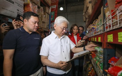 <p><strong>PRICE MONITORING</strong>. Department of Trade and Industry (DTI) Secretary Alfredo Pascual (in white), Senator Mark Villar (left), and DTI Assistant Secretary Amanda Nograles conduct a price and supply monitoring of Noche Buena items at a supermarket in Divisoria, Manila on Nov. 29, 2023. The DTI on Tuesday (Dec. 12, 2023) called on retailers to adhere to the price guide on Noche Buena items after it received reports of prices higher than those set by manufacturers. <em>(PNA photo by Yancy Lim)</em></p>