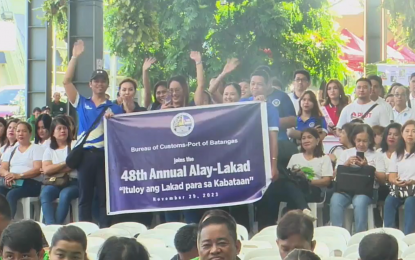 <p><strong>WALK FOR A CAUSE.</strong> Some 3,000 mostly young Batangueños took part in the 48th Alay Lakad on Wednesday (Nov. 29, 2023). The event generated over PHP1.1 million for the studies of out-of-school youths in the province. <em>(PNA photo by Pot Chavez)</em></p>
