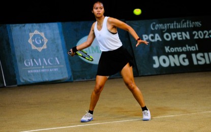 <p><strong>PCA OPEN</strong>. Second seed Alexa Joy Milliam readies a forehand return against Jufe Ann Coco during the quarterfinal round match in the 40th Philippine Columbian Association (PCA) Open at the indoor shell court in Plaza Dilao, Paco, Manila on Thursday (Nov. 30, 2023). Milliam won, 6-7 (2-7), 6-1, 6-0 to advance into the semifinals. <em>(PCA photo)</em></p>