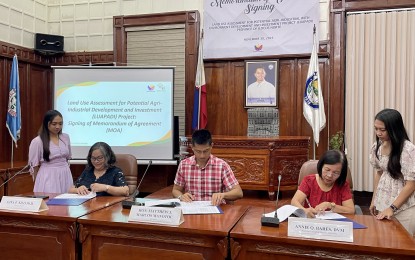 <p><strong>MOA SIGNING</strong>. Bureau of Soils and Water Management Director Gina P. Nilo, Ilocos Norte Governor Matthew Joseph Manotoc and Department of Agriculture-Ilocos Region Director Annie Bares (from left to right) sign a memorandum of agreement (MOA) on Thursday (Nov. 30, 2023) for the conduct of land use assessment in the province. The project is expected to be completed in 18 months. <em>(Photo by Leilanie Adriano)</em></p>