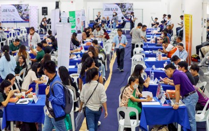 <p><strong>LOWER UNEMPLOYMENT RATE</strong>. Jobseekers attend a mega job fair at the Manila Science High School Manila's new building on Dec. 1, 2023. Philippine Statistics Authority data showed that the unemployment rate went down to 4.2 percent in October this year. <em>(PNA photo by Yancy Lim)</em></p>