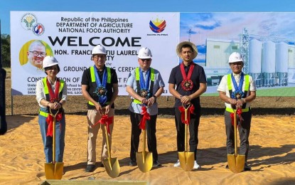 <p><strong>MODERN POST-HARVEST FACILITY</strong>. Department of Agriculture (DA) Secretary Francisco Tiu Laurel Jr. and Governor Matthew Joseph Manotoc (3rd and 4th from left) lead the inauguration of the National Food Authority (NFA) Dingras Grains Center on Friday (Dec. 1, 2023). The PHP130 million post-harvest facility will be equipped with at least four units of mechanical dryers. <em>(Photo courtesy of PIA-Ilocos Norte)</em></p>